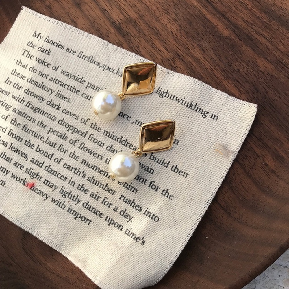 Chic golden Pearl Earrings